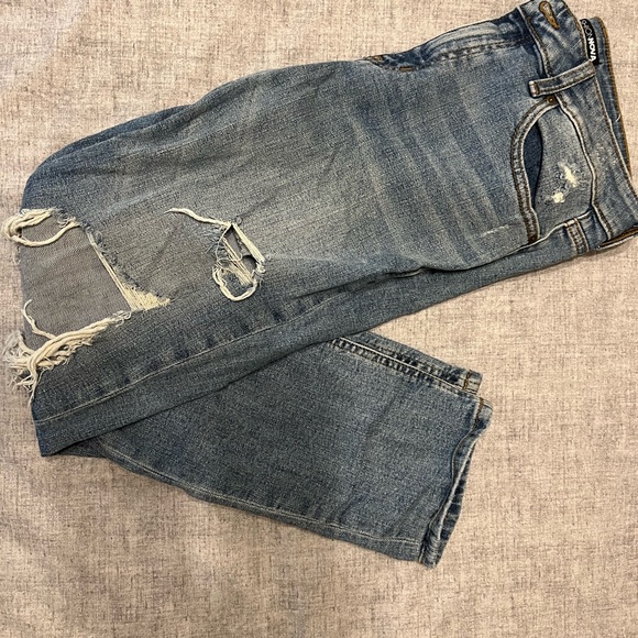 FASHION NOVA DISTRESSED BOYFRIEND JEANS SIZE 9 - Picture 1 of 5